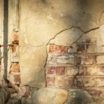 Брызги воды, попадающие на стены от дороги и отмостки, со временем разрушают практически любое покрытие стен. Грамотный отвод дождевых вод - увеличит срок безремонтной эксплуатации здания.