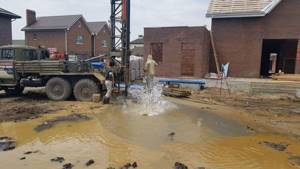 компрессором выдувают воду из скважины