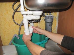 Почему булькает вода в раковине на кухне: причины и их устранение