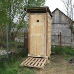 Самая первая постройка на даче - туалет. Часто это - первый опыт строительства своими руками