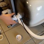 Assembling a siphon for an acrylic bathtub