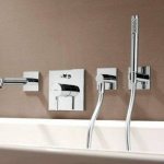 Установка гибкой подводке во внутреннем блоке стены