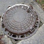 Замок на чугунном люке